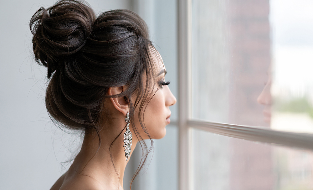femme de profil, cheveux attachés